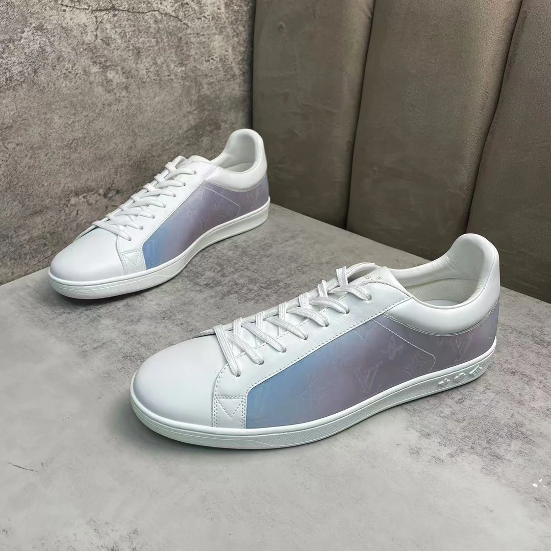 未使用 LouisVuitton/路易威登 白镭射老花浮雕板鞋/42码