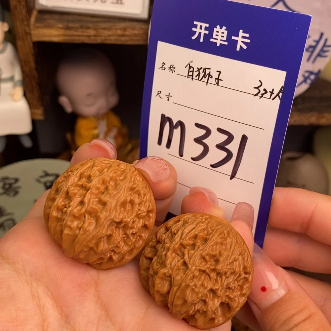 文玩核桃吊坠白狮子33