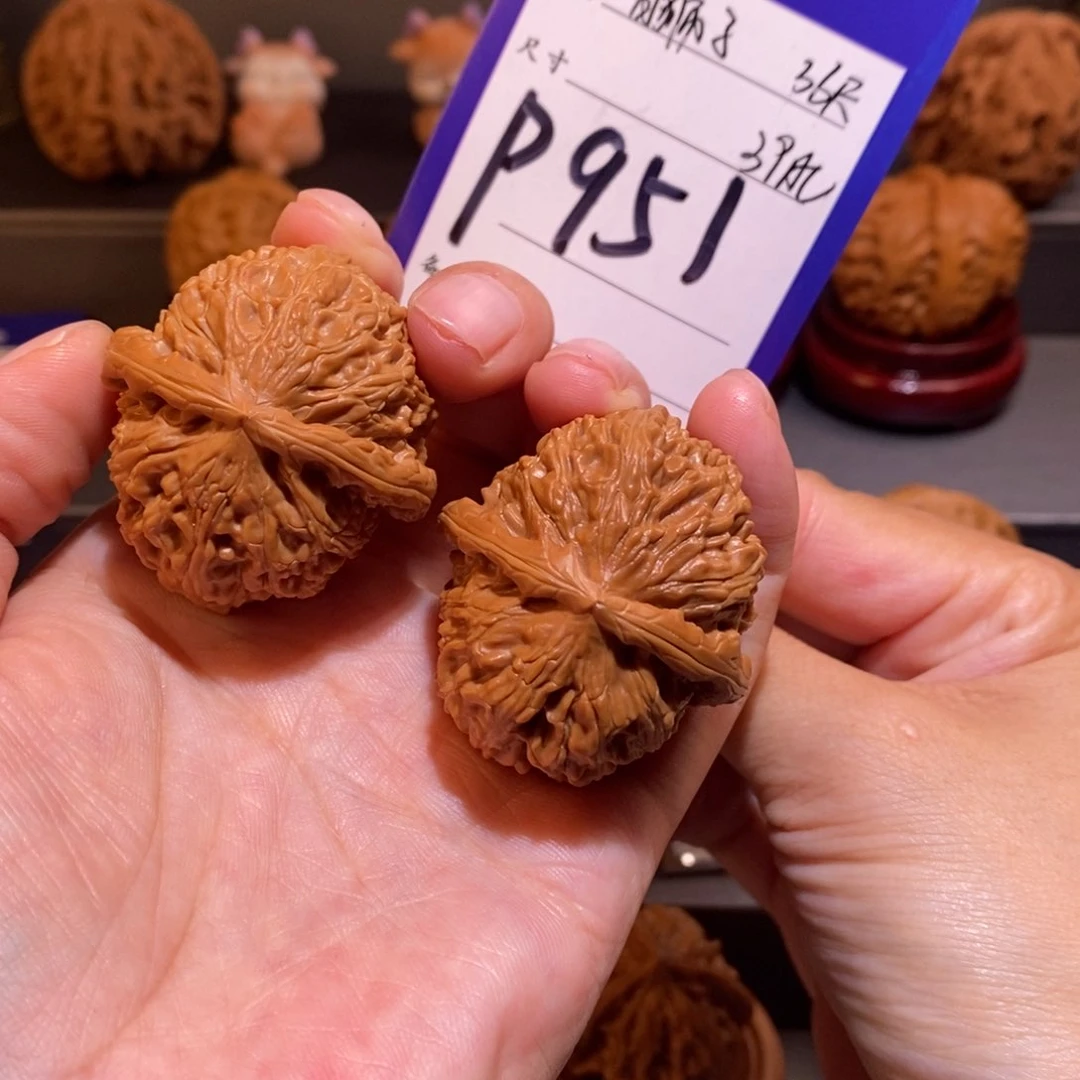 文玩核桃吊坠白狮子