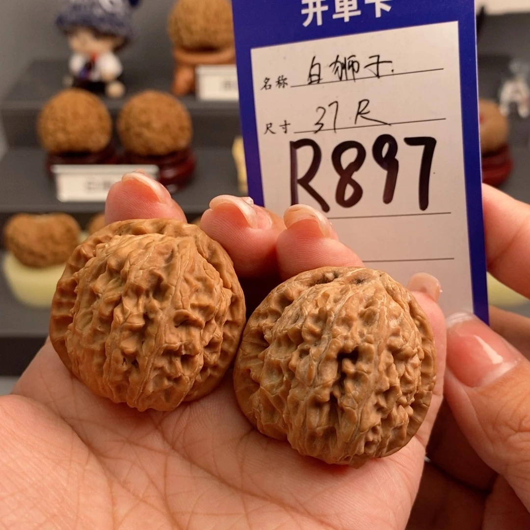文玩核桃吊坠白狮子37