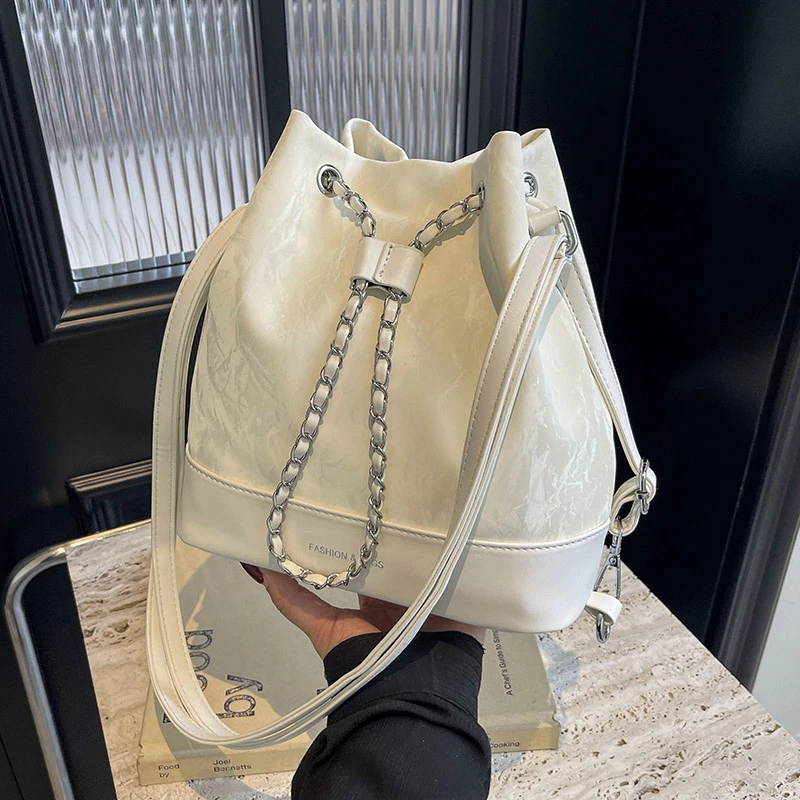 今年流行包包女士2024新款双肩包时尚水桶包单肩斜挎通勤多用背包