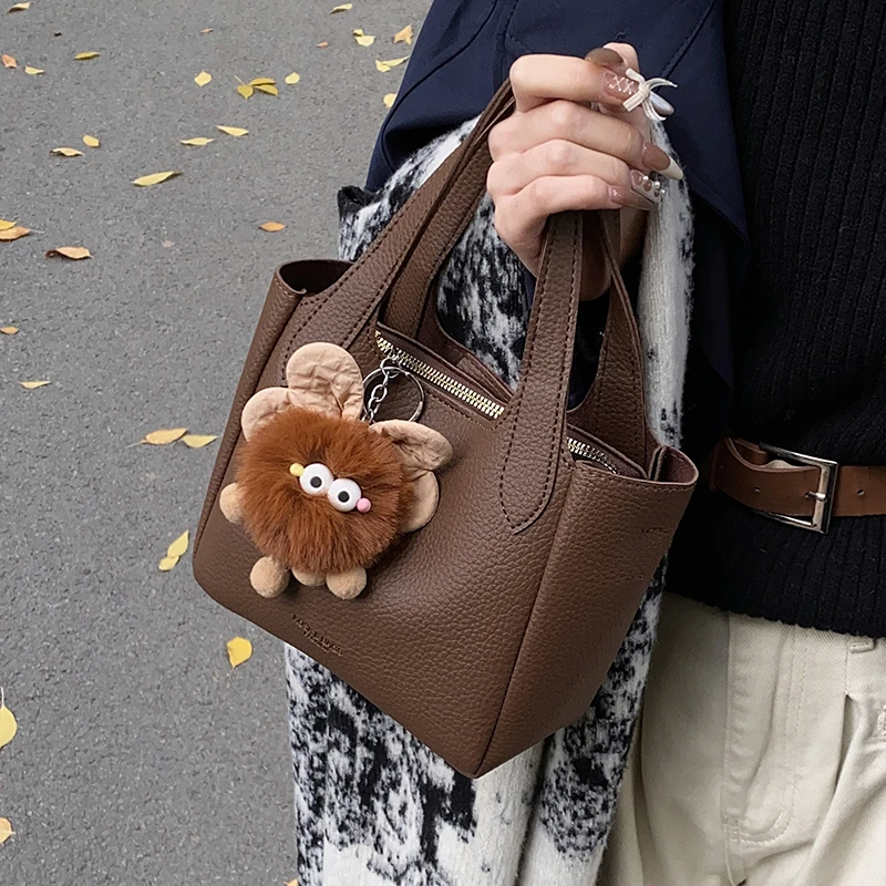 今年流行小包包女2024秋冬新款手提水桶包高级质感复古通勤斜挎包