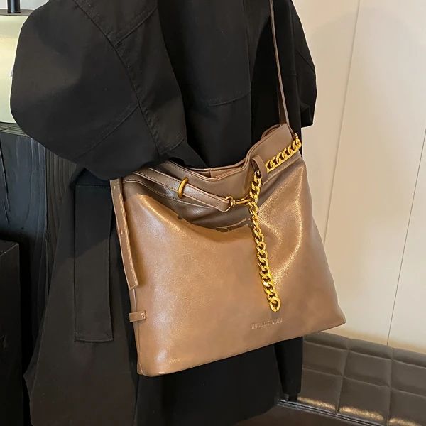 复古大容量包包女2024秋冬新款单肩包高级质感简约通勤斜挎水桶包