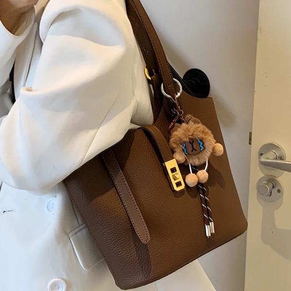 今年流行小包包女2024秋冬新款单肩腋下包时尚洋气通勤复古水桶包