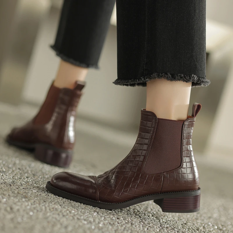 短靴女粗跟圆头马丁靴低跟压花皮拼接切尔西靴复古风一脚蹬小皮靴