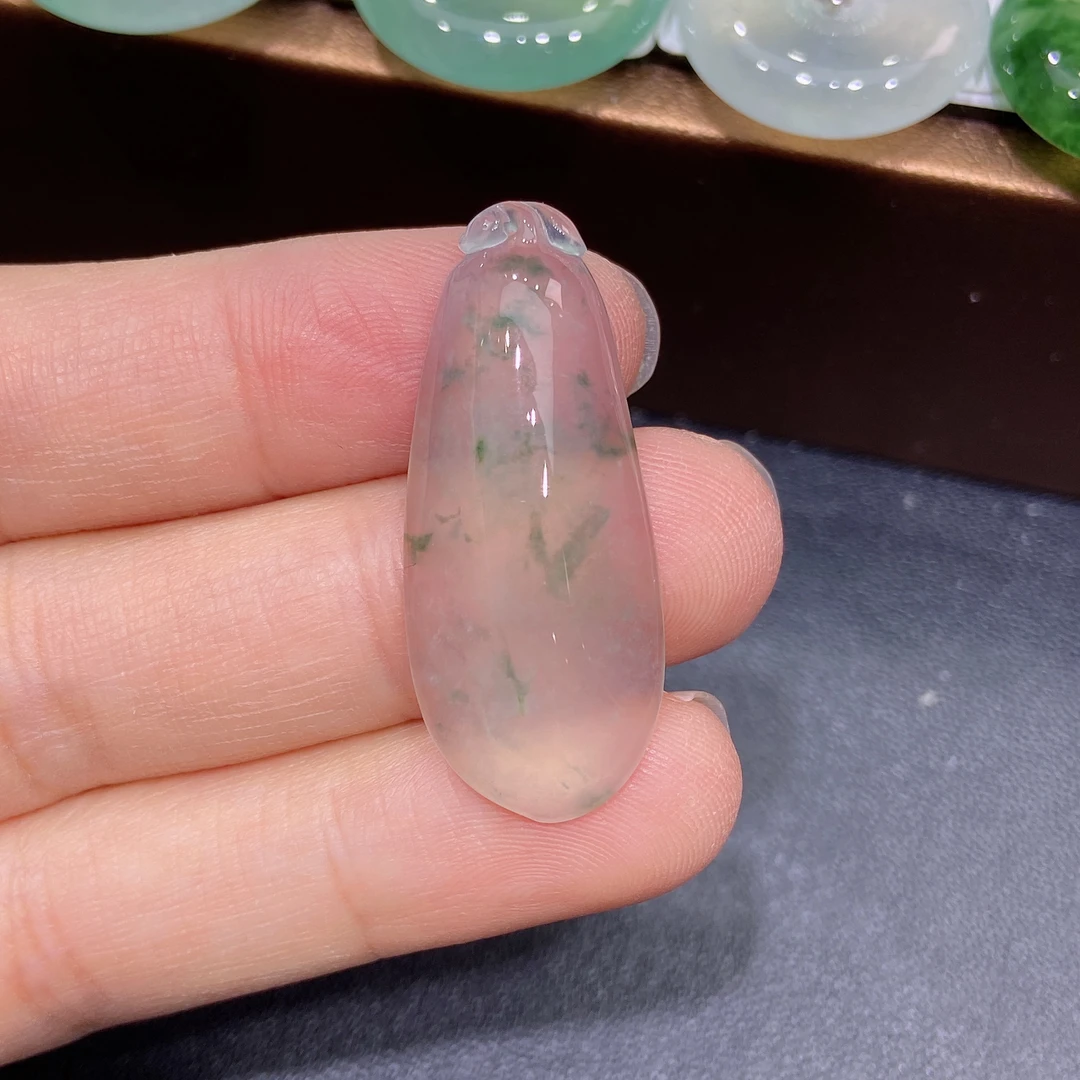 缅甸天然A货翡翠，玻璃种飘绿一刀切福瓜吊坠，精美冰透精致款L