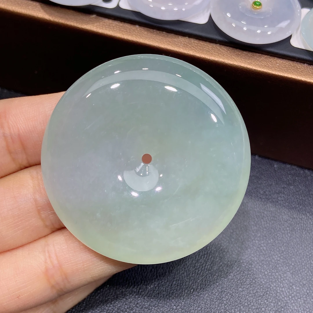 缅甸天然A货翡翠，冰满色超大平安扣吊坠，大气时尚，百搭款Y