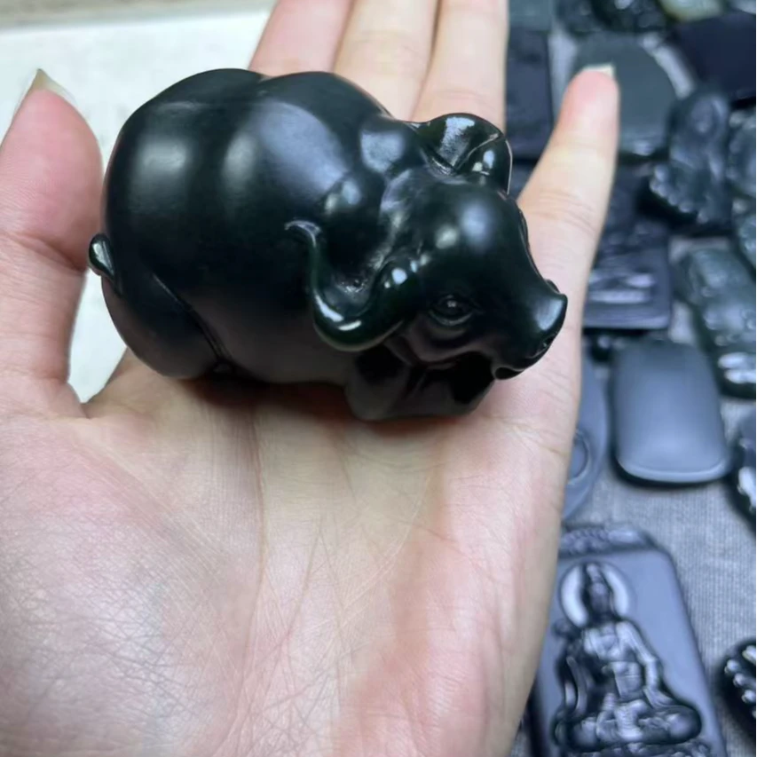 和田玉青玉牛手把件一细