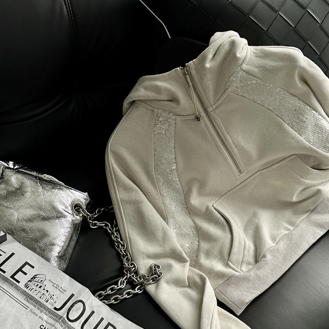 【F轮F10】石灰白贝母拥有浪漫基因~打破时尚壁垒亮片拼接lu系卫衣