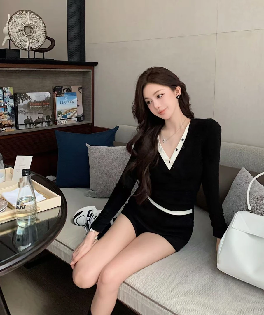 DS【黑满分奶盖Tee】独特裁剪～又一件漫画腰比例天菜打底上衣