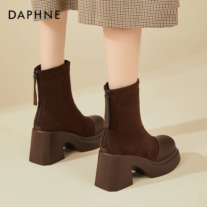 达芙妮高跟弹力瘦瘦靴女棕色加绒短靴秋冬8cm小个子增高绒面靴子