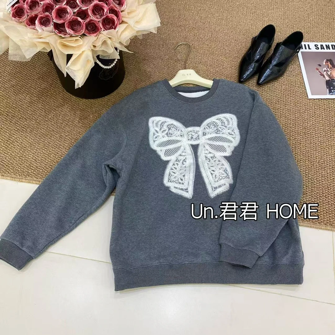 君君家【刺绣蝴蝶结】7773欧货刺绣大蝴蝶结加婴儿绒宽松套头卫衣