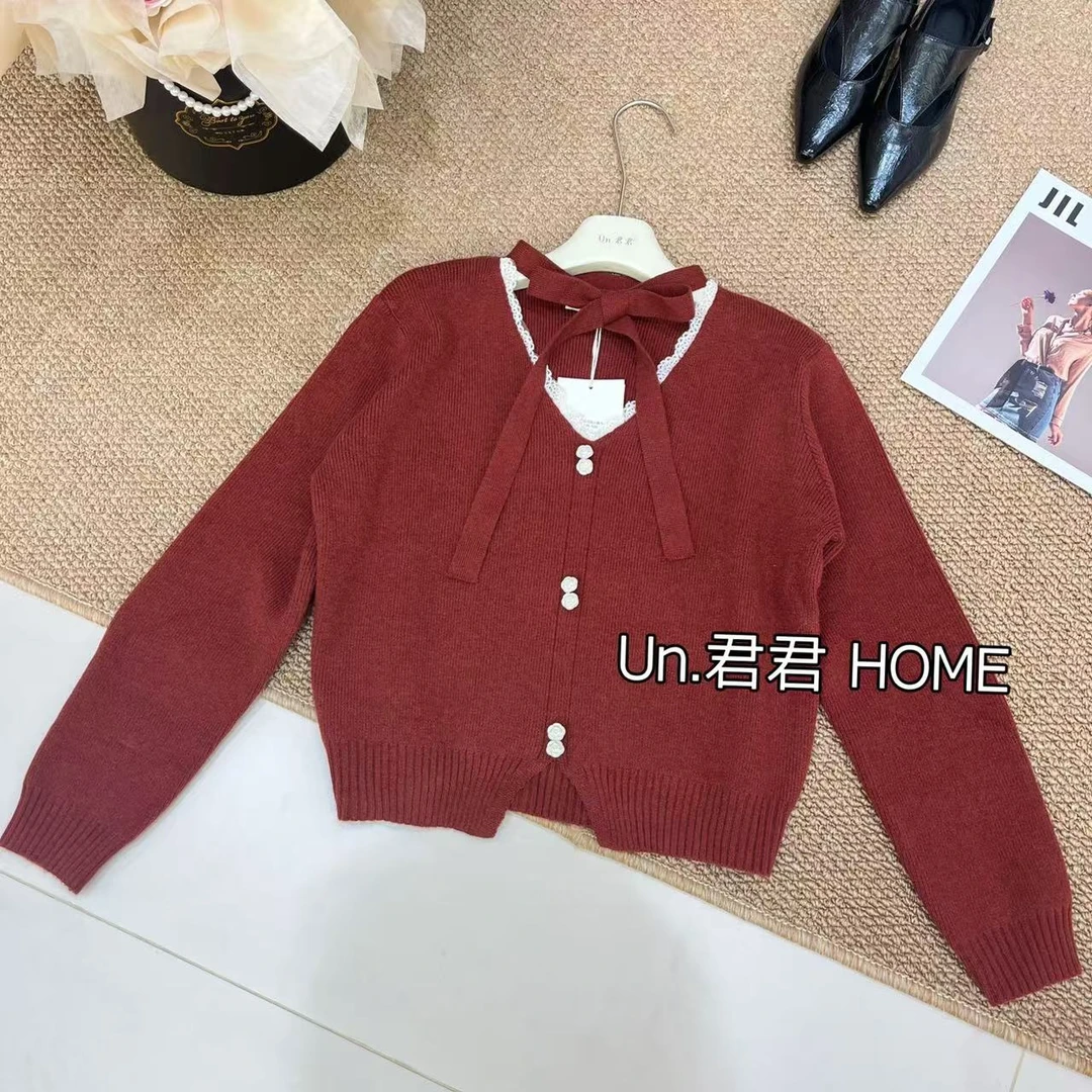 君君家【绑带玫瑰扣】55213秋冬时尚挂脖绑带V领玫瑰扣套头毛衣