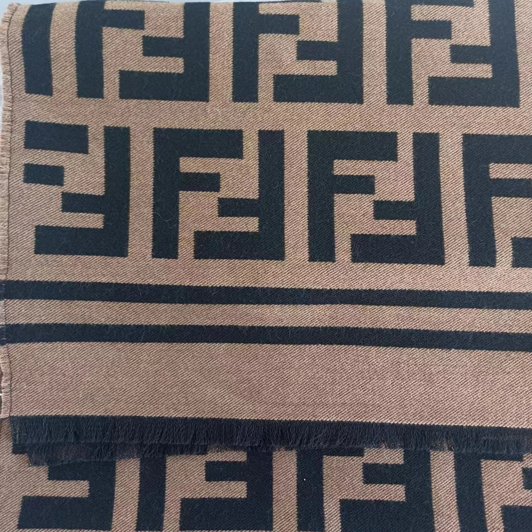 全新未使用 FENDI/芬迪 安洁利田哥芬迪围巾/qx