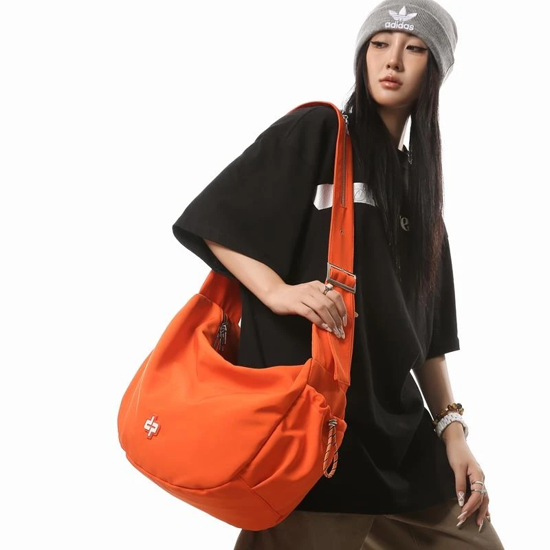 花少同款潮牌斜挎包饺子包女休闲通勤包大容量挎包学生上课包包男