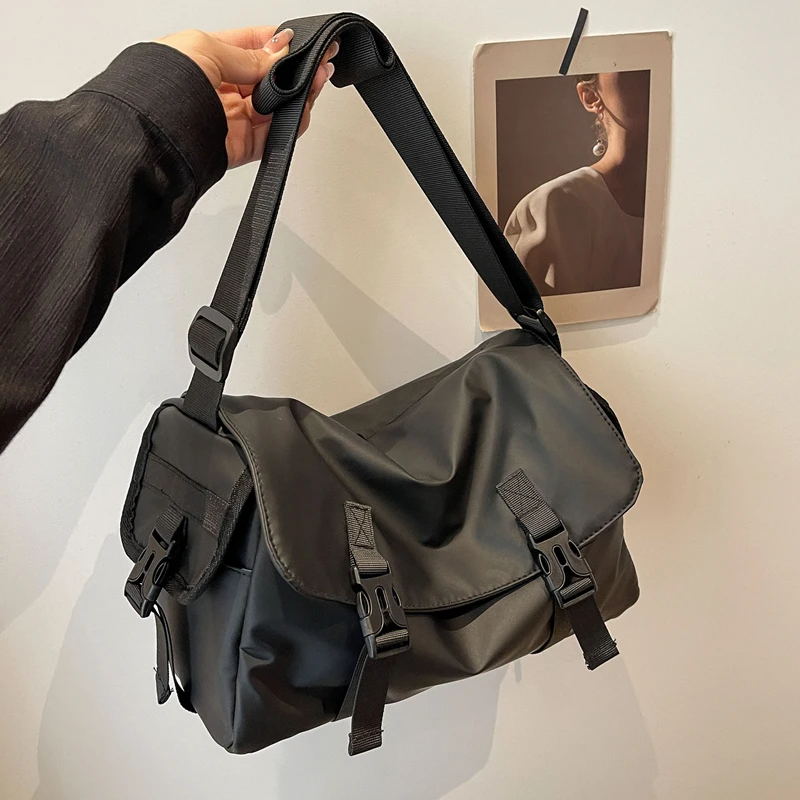 探屿复古休闲邮差包轻便斜挎包女休闲百搭通勤包工装风小众单肩包