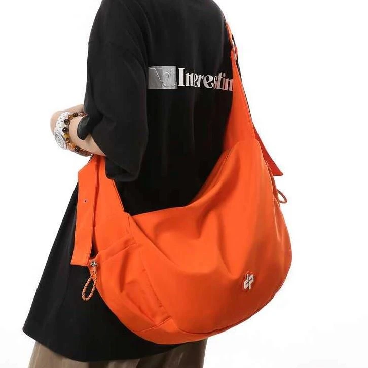 花少同款原创运动斜挎包男潮牌单肩饺子包旅行包女通勤背包单肩包