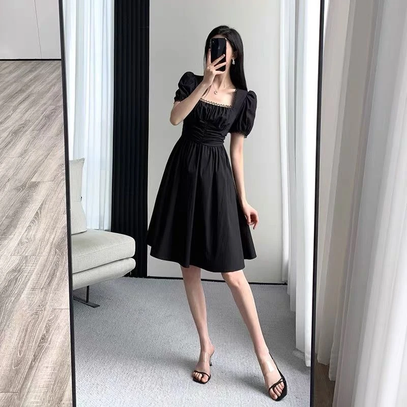 黑色连衣裙女夏新款法式高级感法式显瘦赫本风方领小黑裙