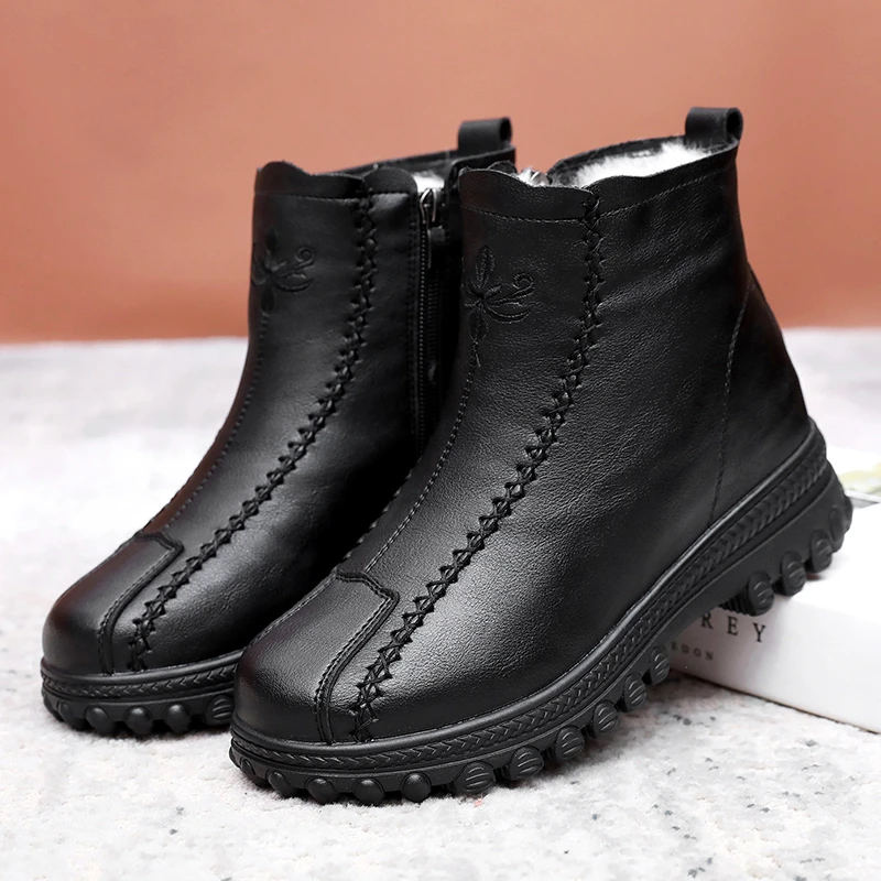 冬季新款妈妈棉鞋加绒加厚防寒保暖中老年短靴防滑厚底软底老人鞋