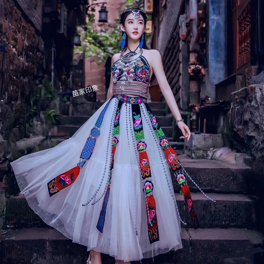 旅拍摄影少数民族服饰女苗族风刺绣肚兜土家族服装长裙影楼写新