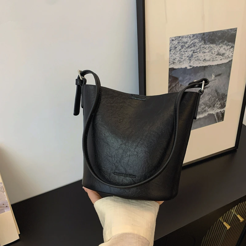 新款简约通勤水桶包单肩腋下斜挎包复古桶包百搭时尚桶包23038