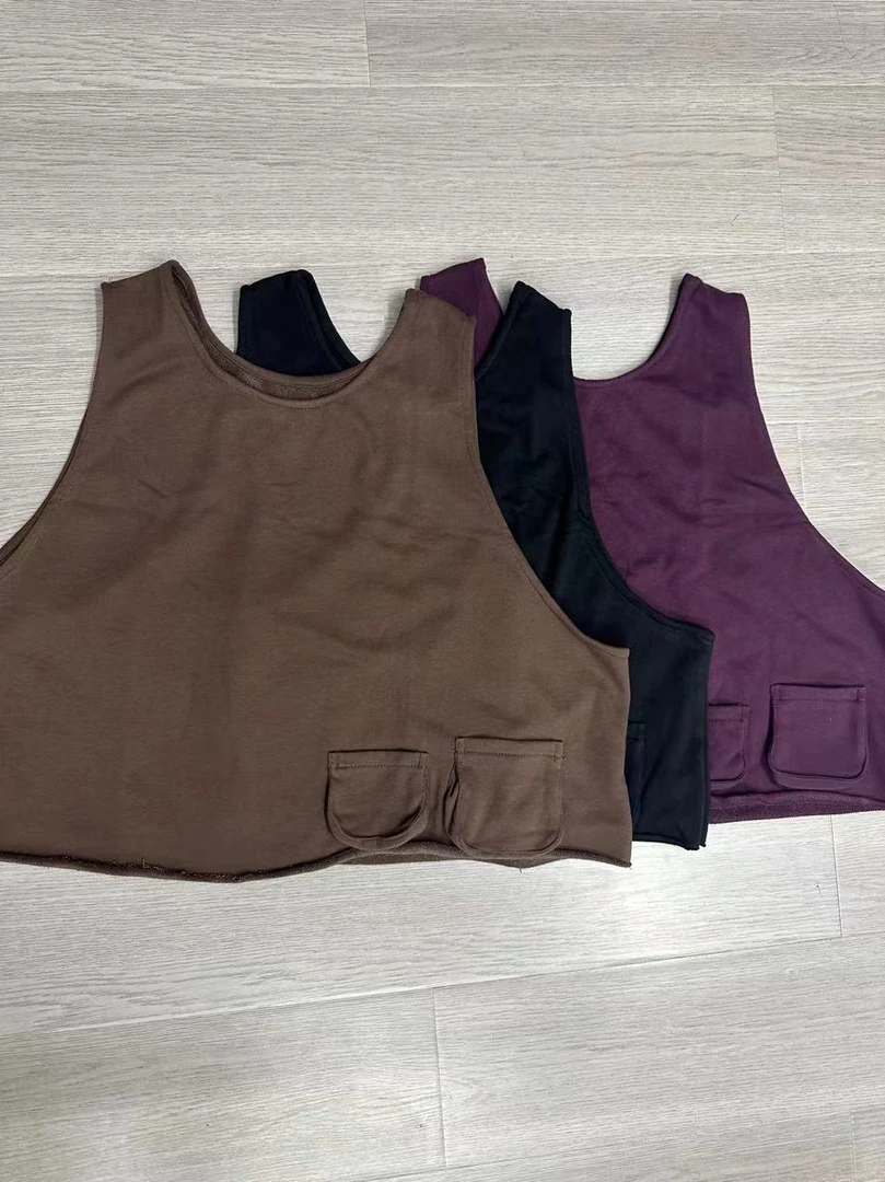 圆领一边两口袋百搭背心