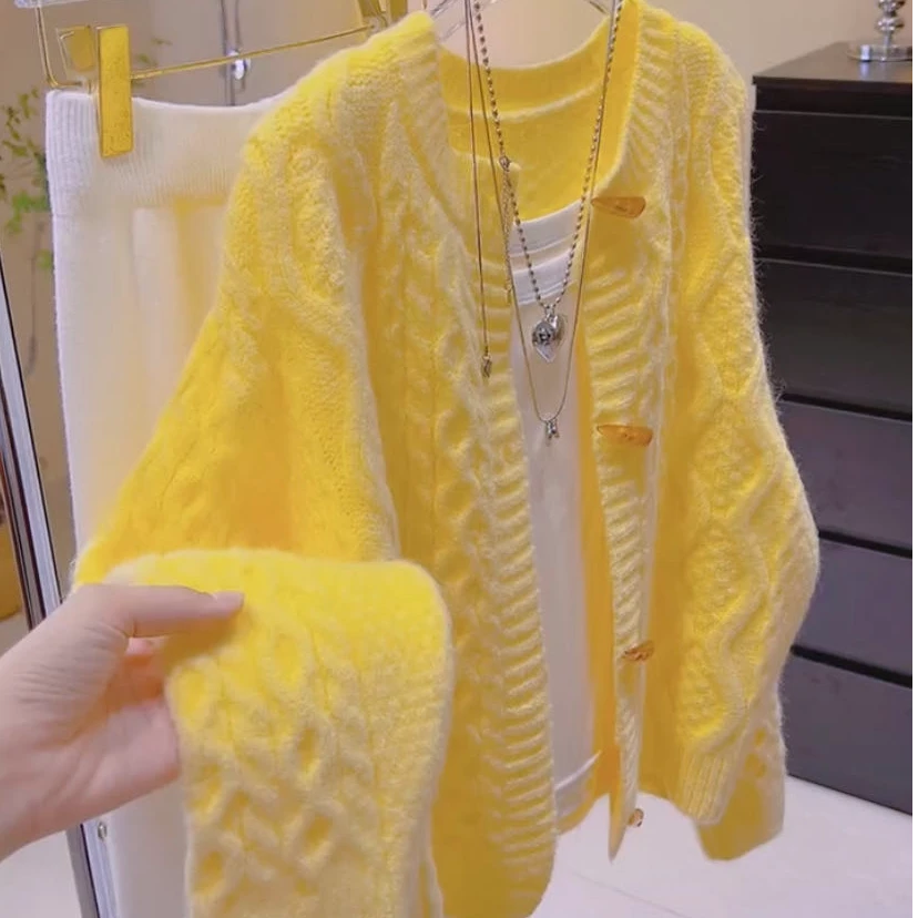 黄色短款牛角扣宽松麻花针织毛衣外套女春秋新款软糯针织开衫加厚