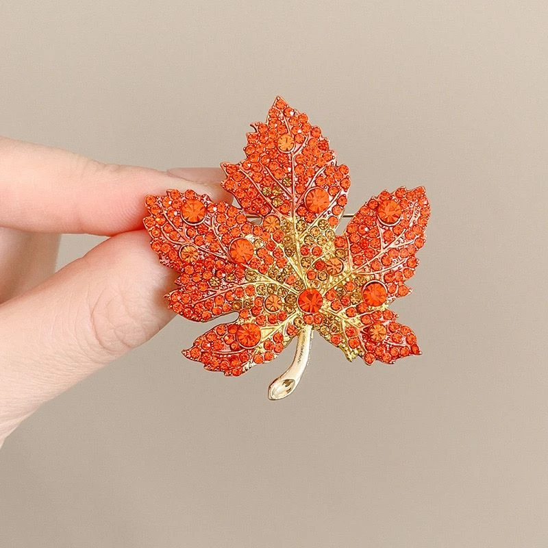 合金胸针 枫叶胸针高档女精致别针设计感小众胸花气质复古配饰品