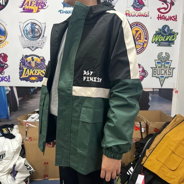 拼接三色工装冲锋衣