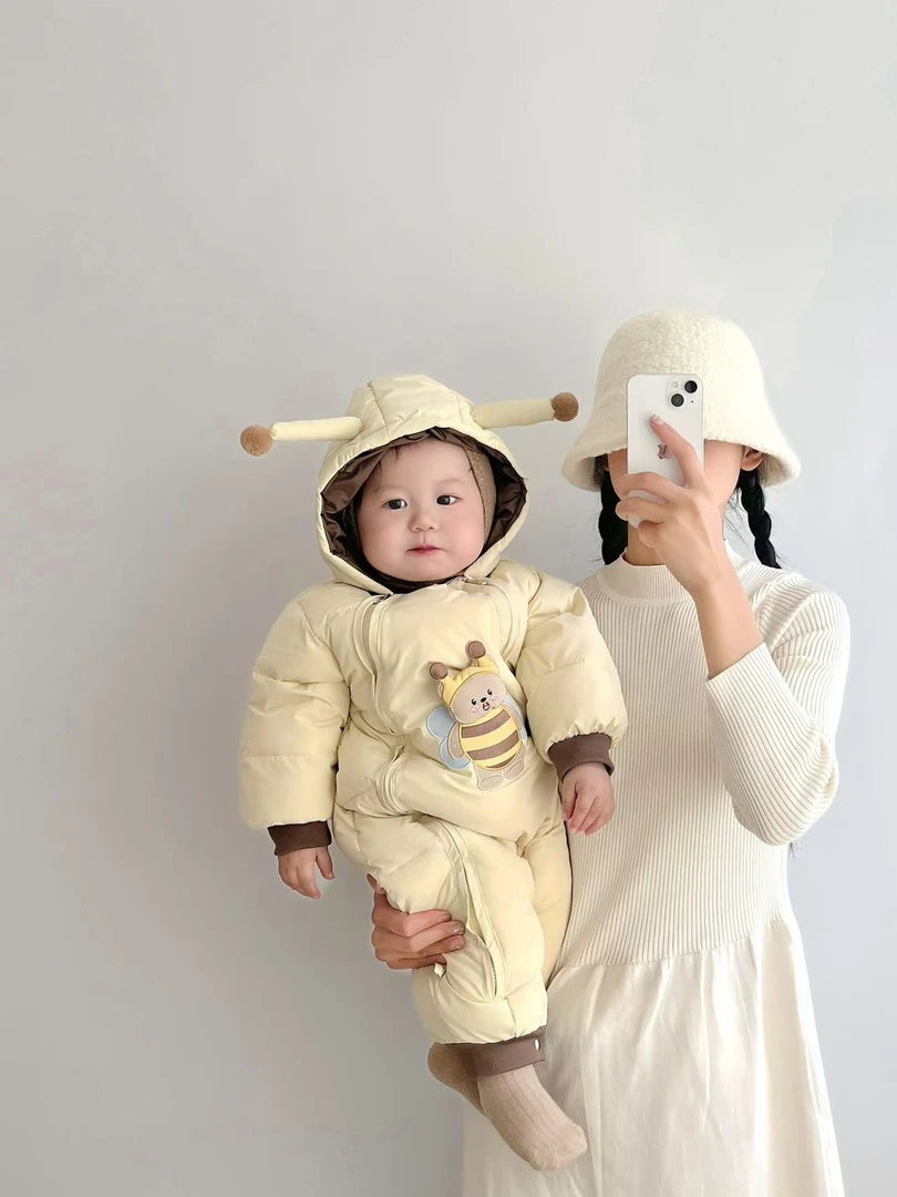婴儿羽绒服冬季加厚男女宝宝连体衣新生儿外出抱衣卡通小蜜蜂加绒