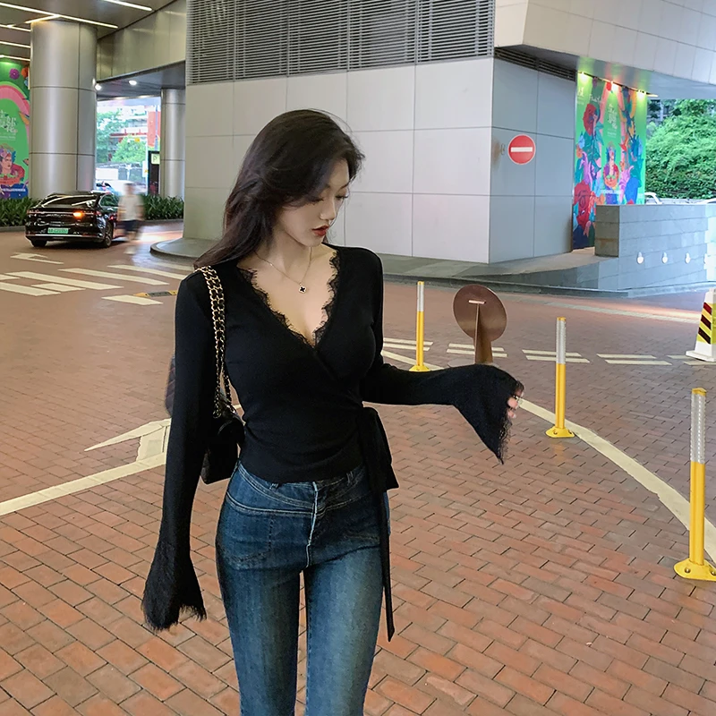 林关关【夏晴海风】 蕾丝v领绑带长袖T恤打底设计修身黑色辣妹上衣