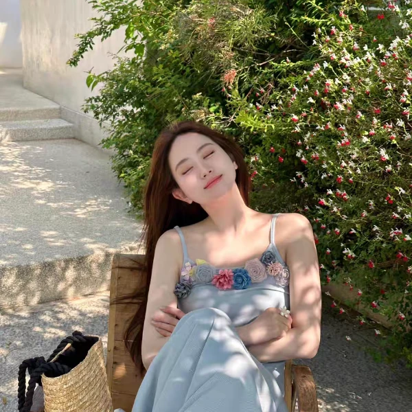 温柔海边度假风立体花朵蓝色吊带连衣裙女夏季甜美收腰包臀长裙子