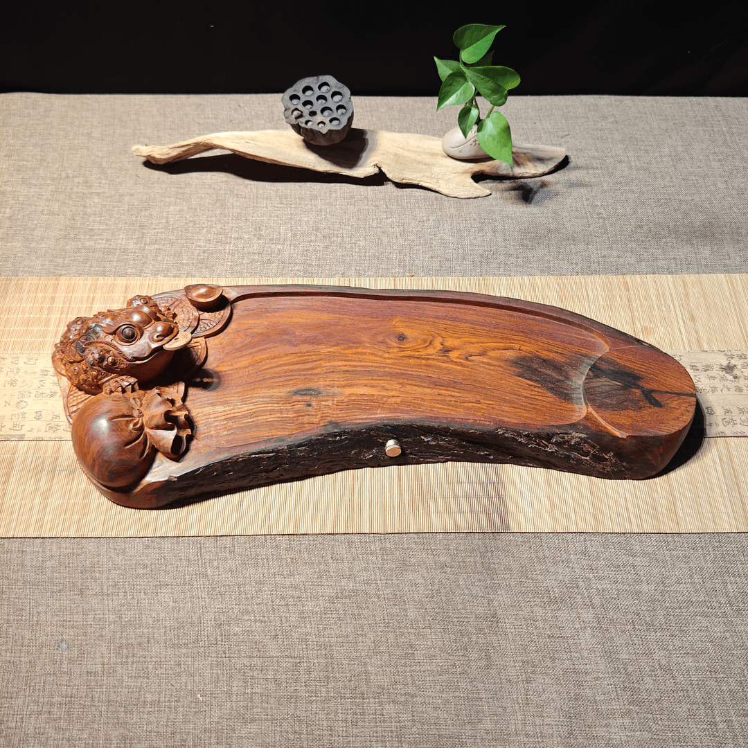 微凹黄檀实木茶盘整块红木手工雕刻三足金蟾和钱袋款，尺寸59*23