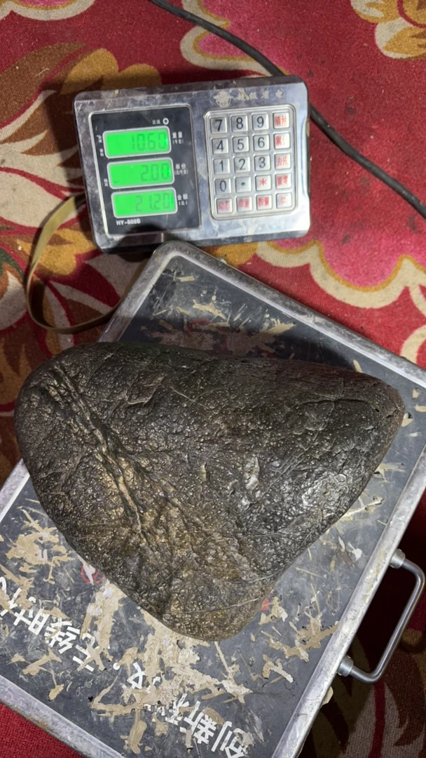 藏玉奇石石头家用小型。蛇纹。金丝原石摆件。磁性很强透光度有一点。