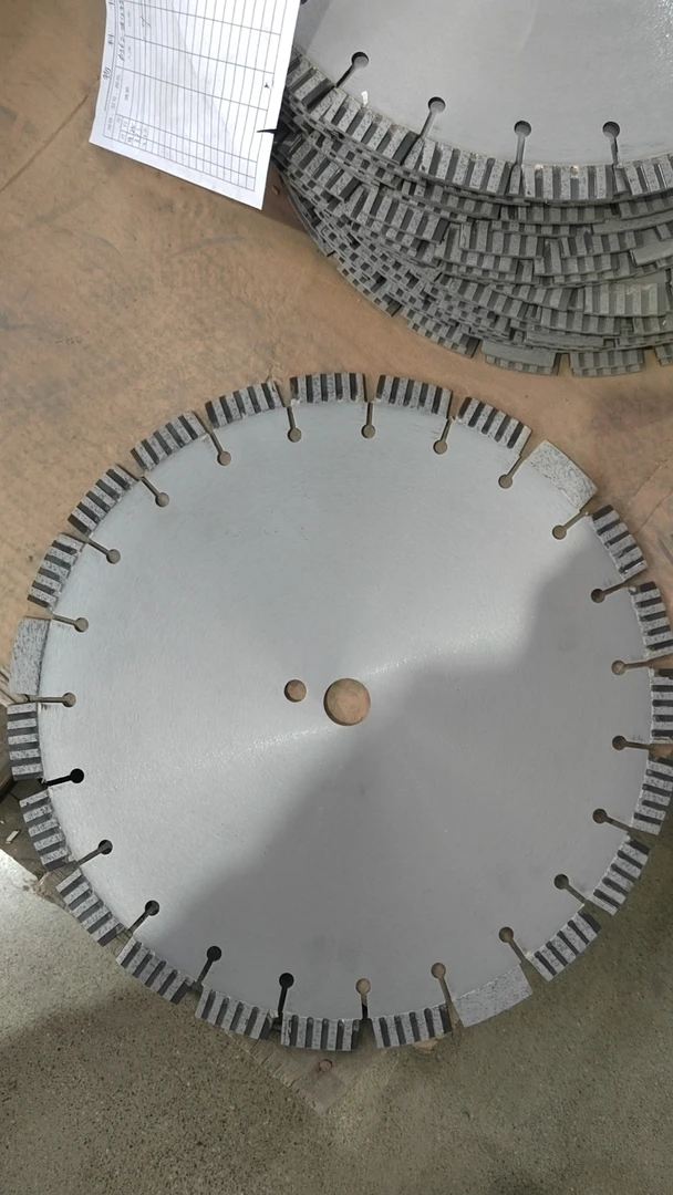 420热压金刚石马路锯片切割片切割，波纹齿锋利度高，加水更耐用。