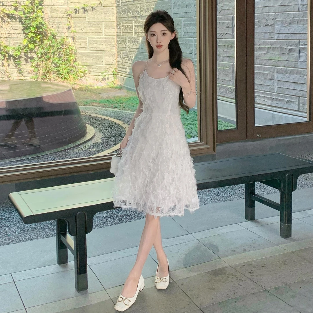 新款法式高级感海边度假羽毛吊带连衣裙子女超仙轻奢气质名媛蕾丝
