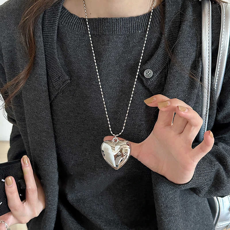 银色小米珠爱心吊坠项链女2024新款长款毛衣链秋冬高级叠戴卫衣链