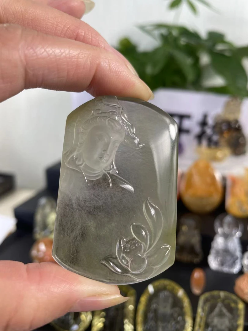 天然水晶绿兔毛水晶观音牌吊坠。