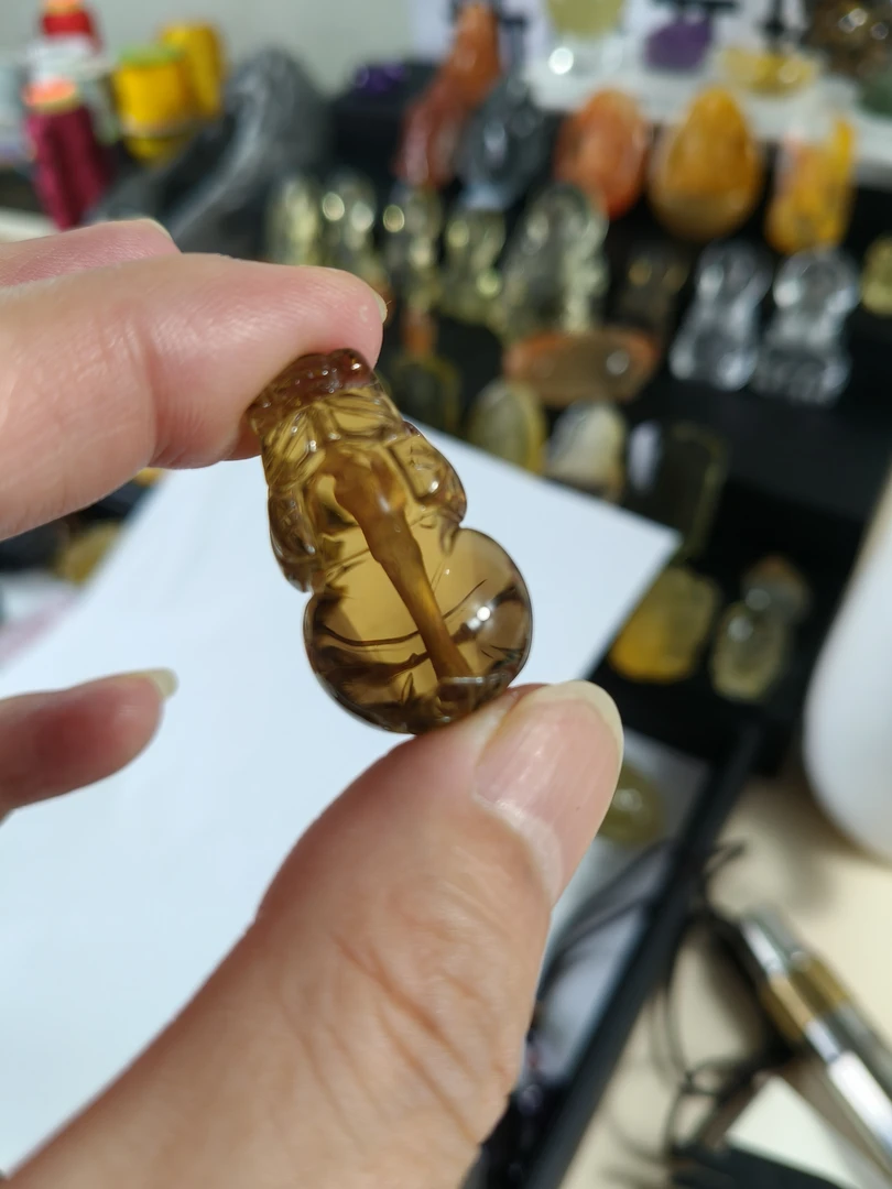 天然水晶黄水晶貔貅吊坠。