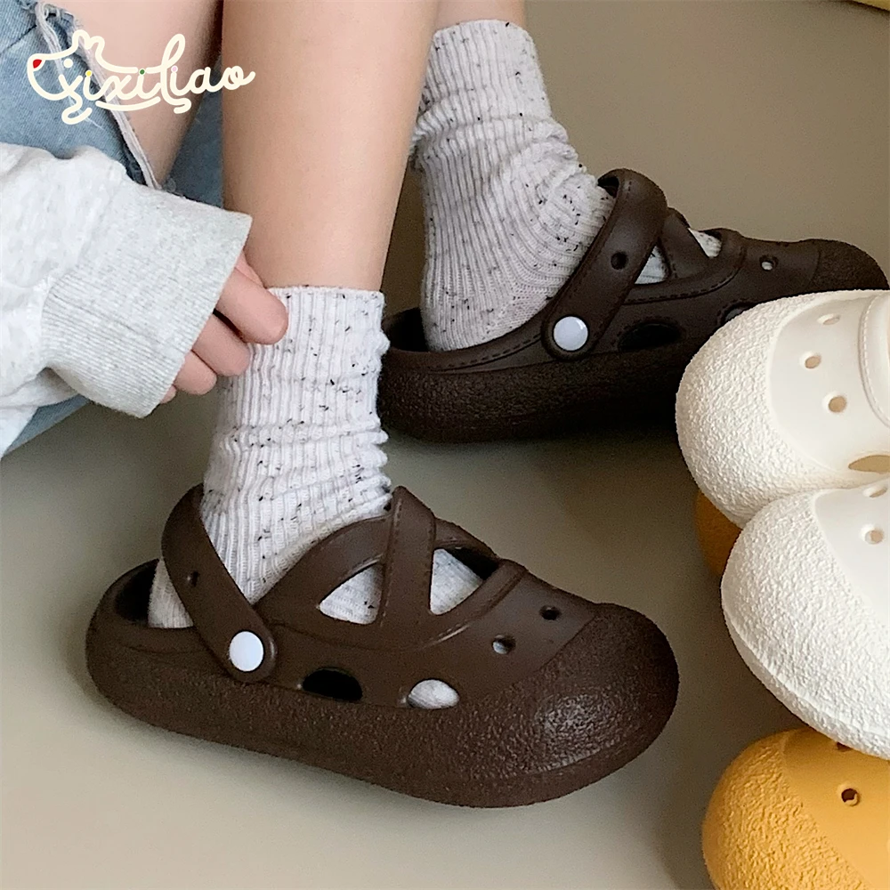 细细条 夏季海边度假软底防滑亲子凉拖女创意交叉带拿铁色洞洞鞋