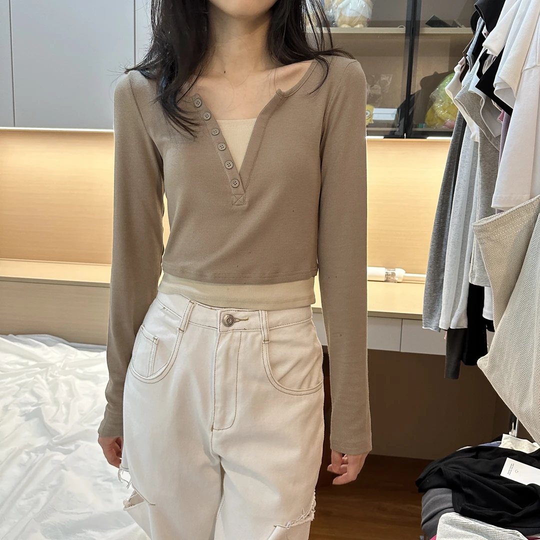 v领正肩长袖t恤女秋季新款假两件设计感小众百搭撞色修身短款上衣