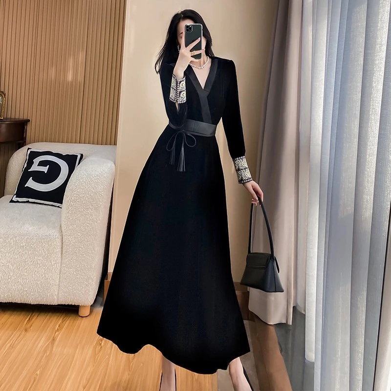 黑色赫本风金丝绒连衣裙女新款洋气收腰显瘦长裙秋冬修身包臀裙子