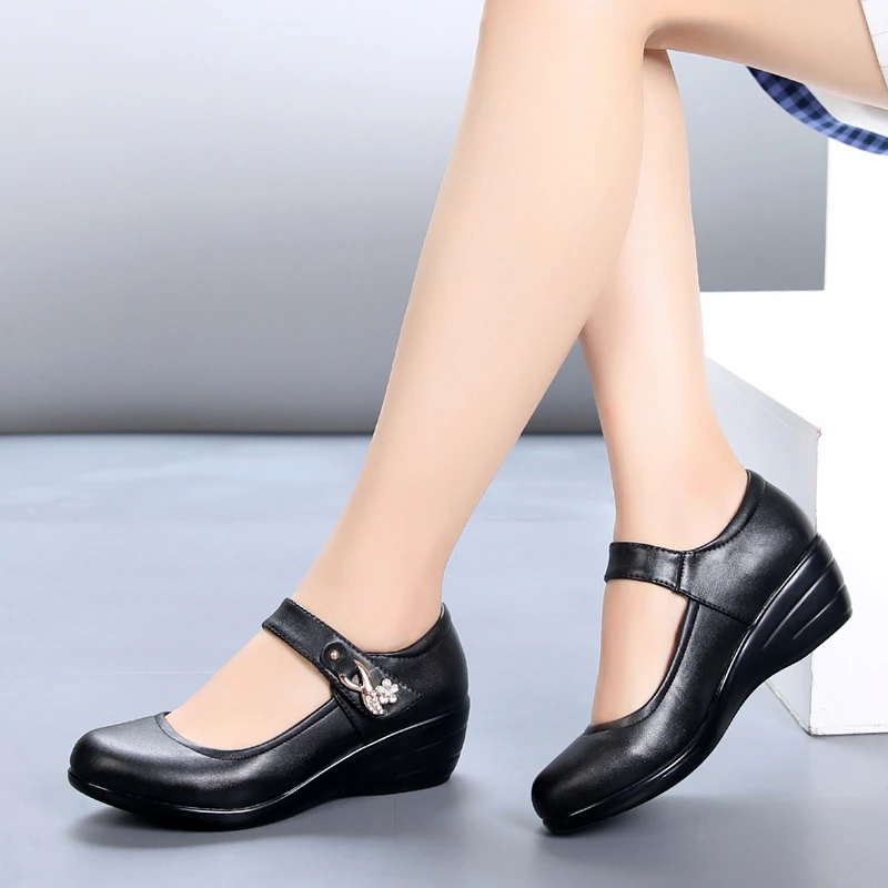 春秋坡跟妈妈鞋软底老人鞋舒适防滑厚底浅口圆头中老年单鞋女皮鞋