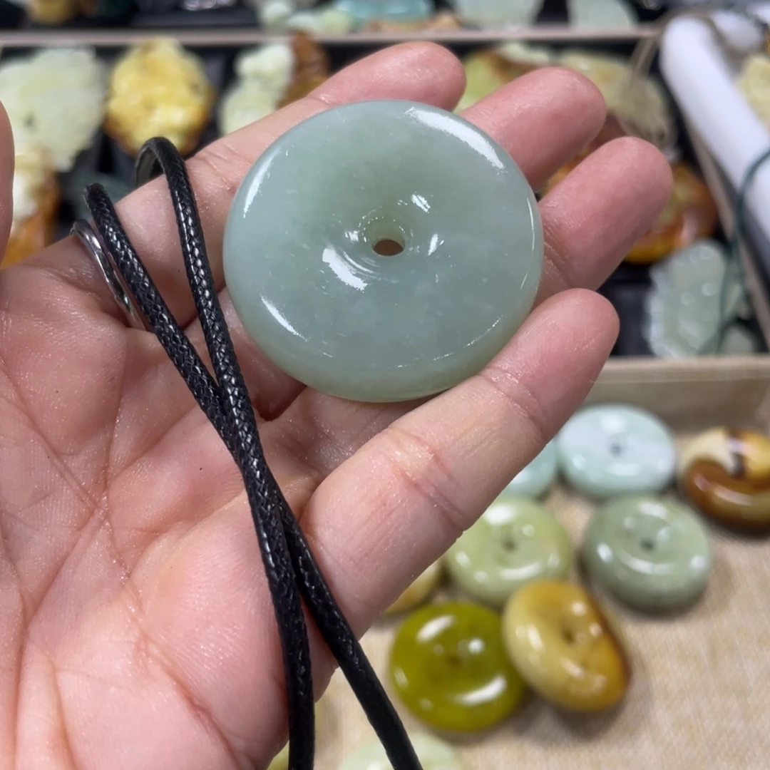 蛇纹石玉颈饰合金