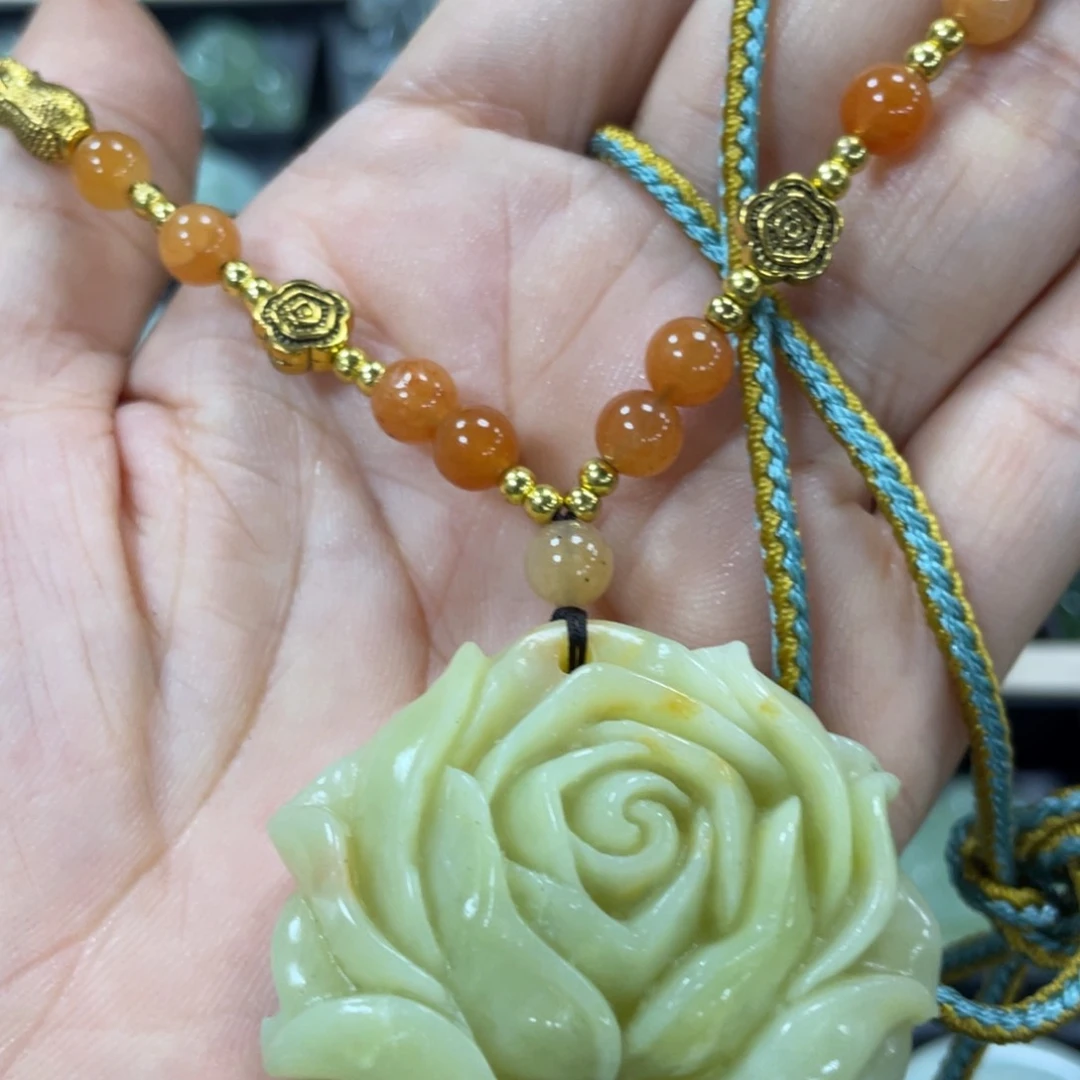 蛇纹石玉颈饰合金