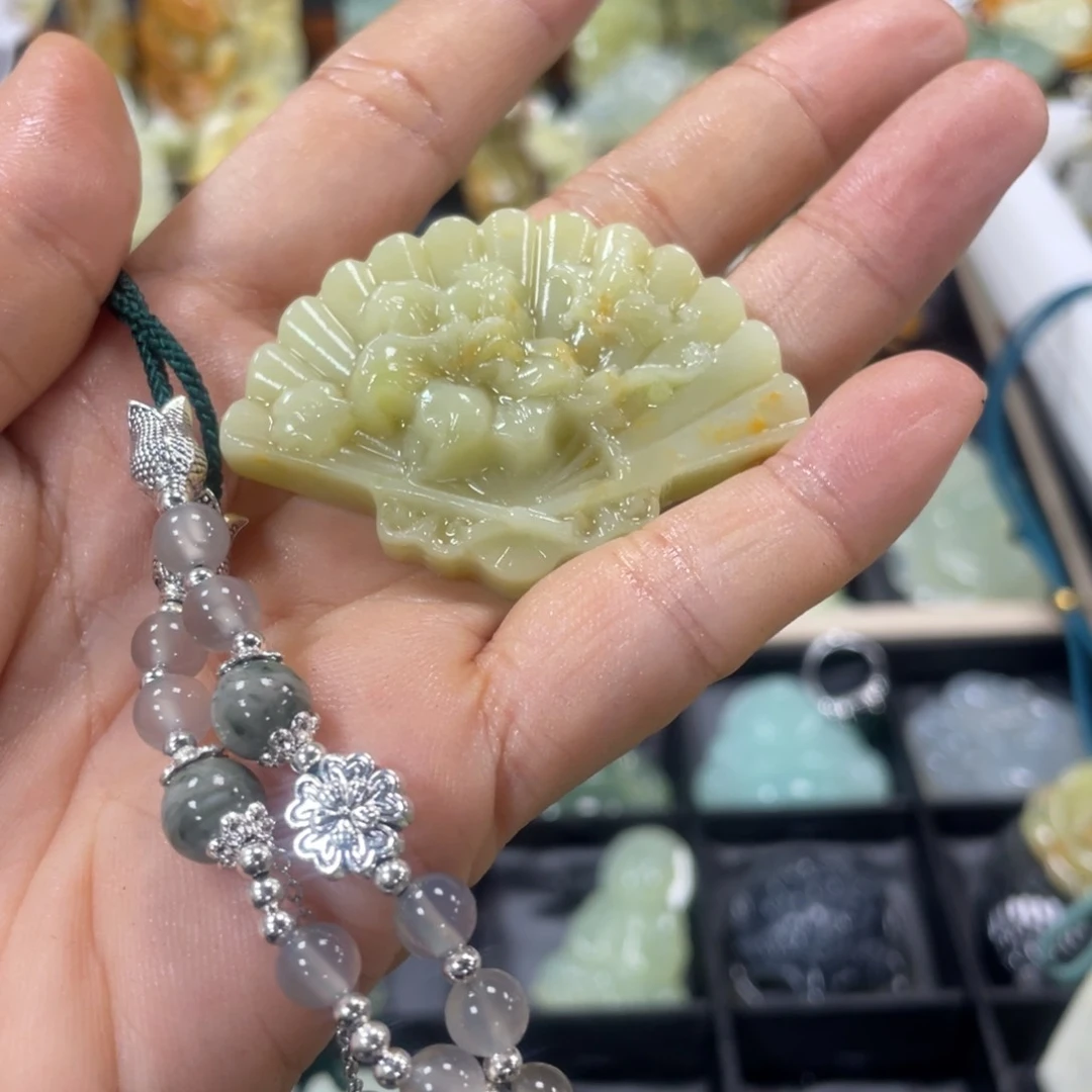 蛇纹石玉颈饰合金
