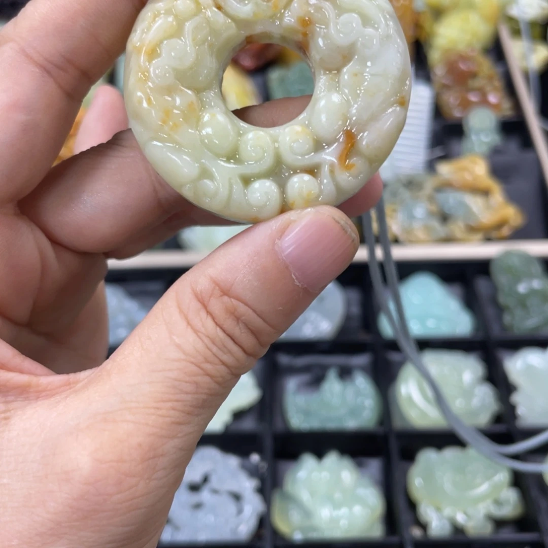 蛇纹石玉颈饰未镶嵌