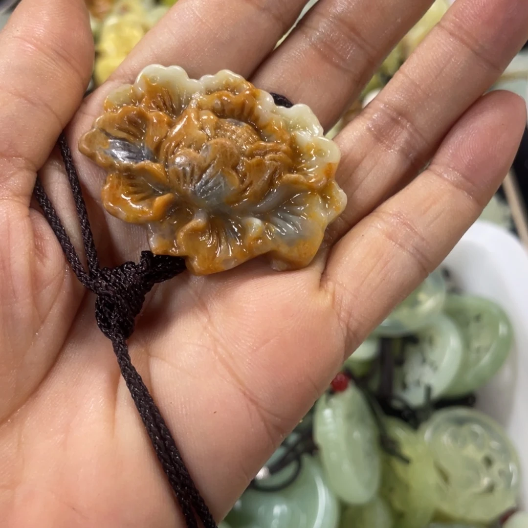 蛇纹石玉颈饰合金