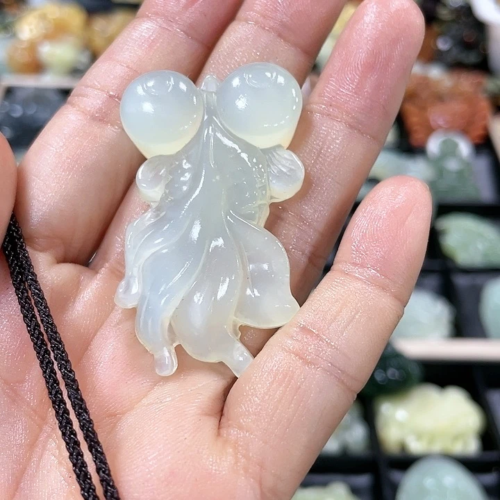 蛇纹石玉颈饰合金