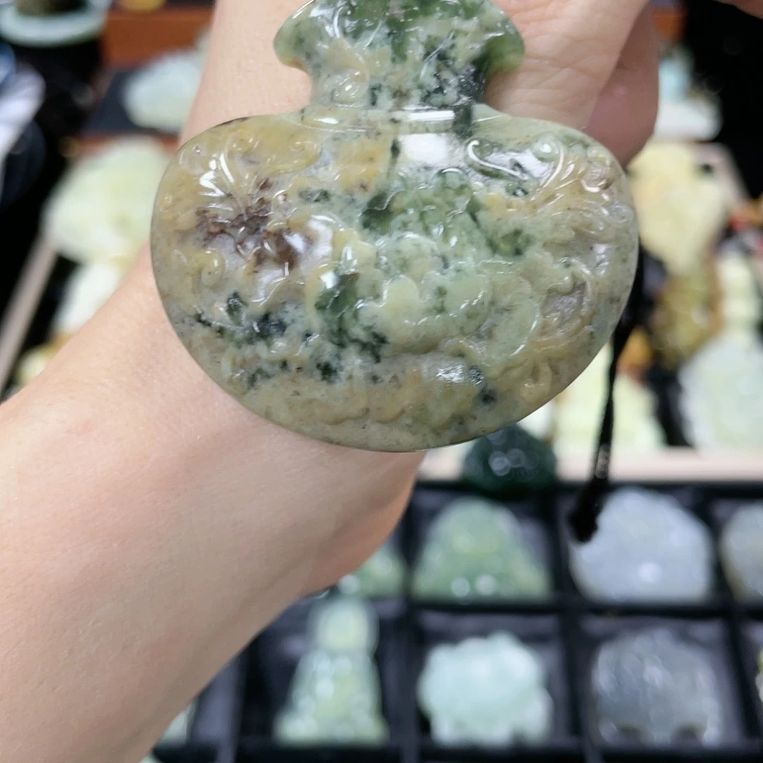 蛇纹石玉颈饰合金